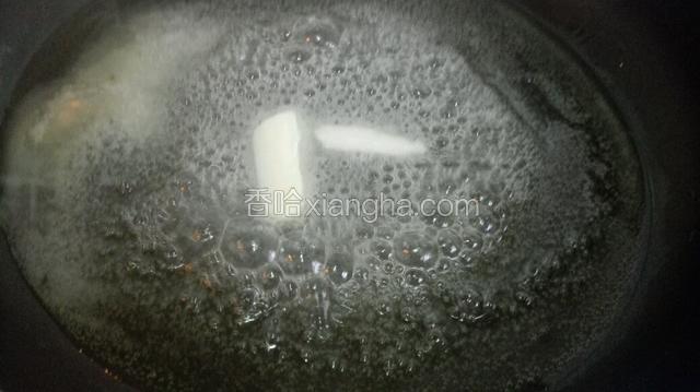 锅热放入食用油，黄油，小火加热至黄油融化！