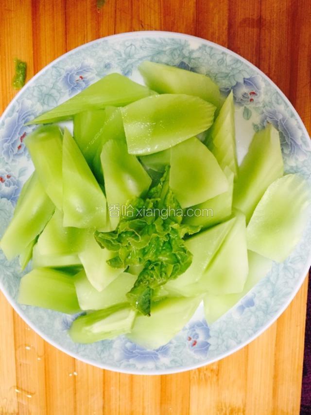静置鸡肉的时间正好用来准备别的食材
莴笋切滚刀块
姜切片