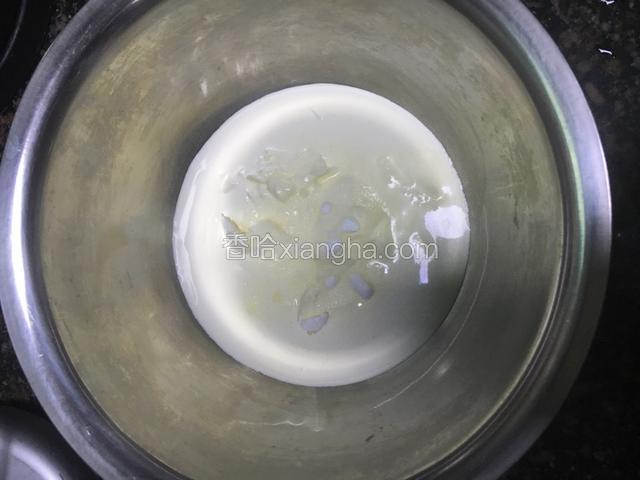 淡奶油加入适量的糖粉打发装入裱花袋