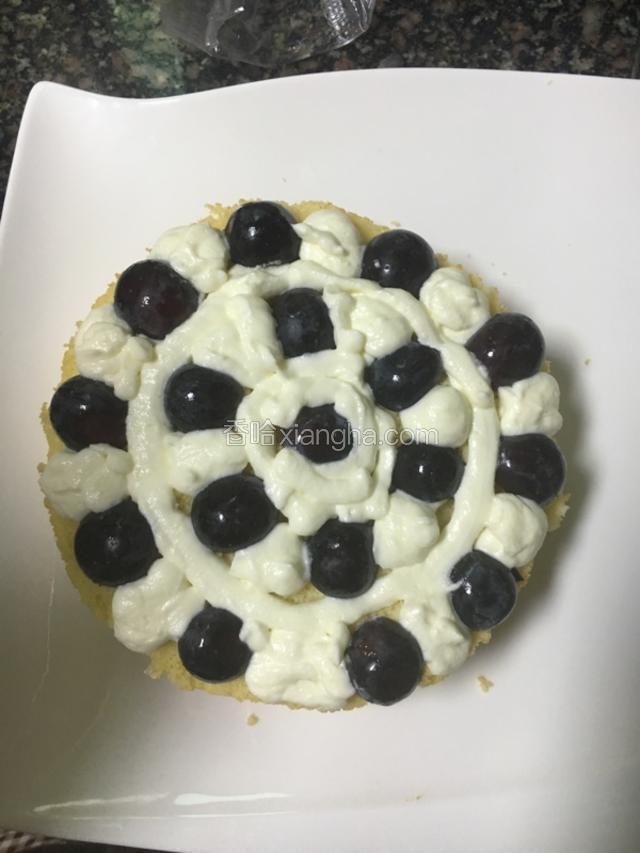 第二层挤奶油铺上对半切开的葡萄
