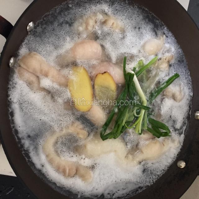 刮干净清洗干净后的肥肠放装水的锅内，加入二片生姜，一根葱和适量料酒煮开后大火煮半个钟