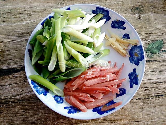 肉、姜分别切丝，葱切斜段