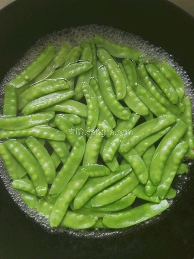 锅中添水烧热，加一点盐，滴几滴油，倒入荷兰豆焯水至颜色变翠绿捞出。
