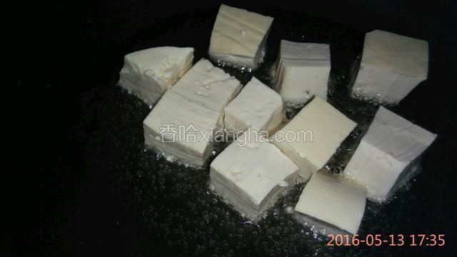 热锅放油，入锅煎