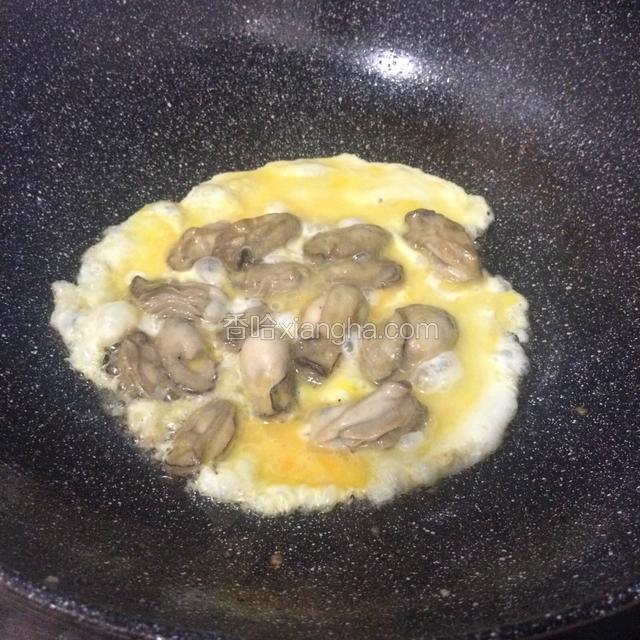 下入生蚝煎至，煎至变色，翻个。