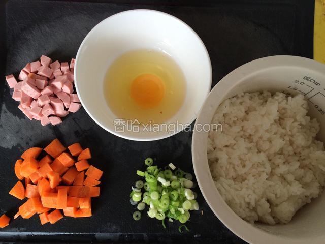 准备所有食材，香肠，胡萝卜切丁