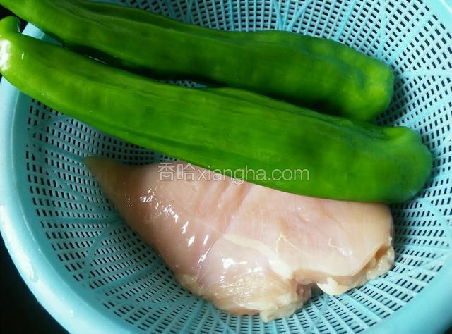 青椒鸡肉洗净滴干水
