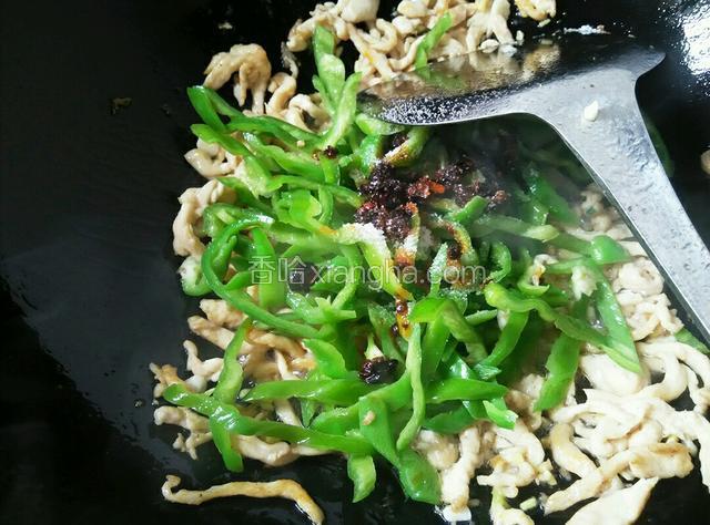 倒入青椒，放入盐和豆豉，翻炒均匀