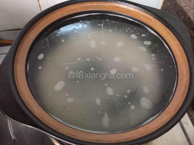 大米洗净后放入砂锅中，加入适量的清水大火烧开