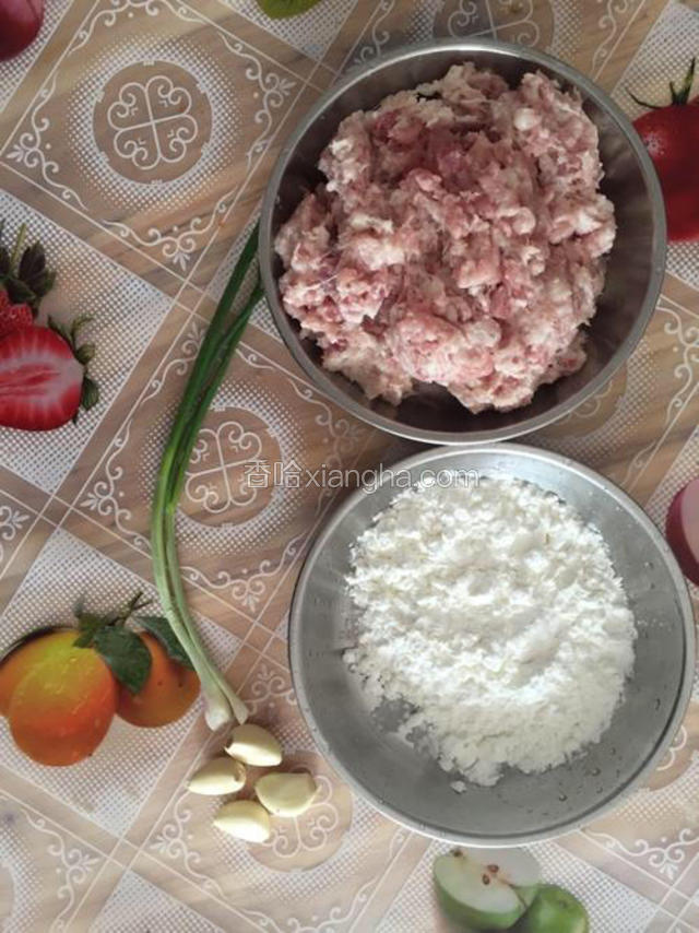 准备好材料，猪肉绞成肉泥哦。