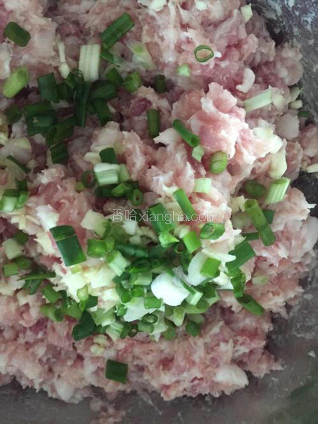 加入葱花，蒜末。