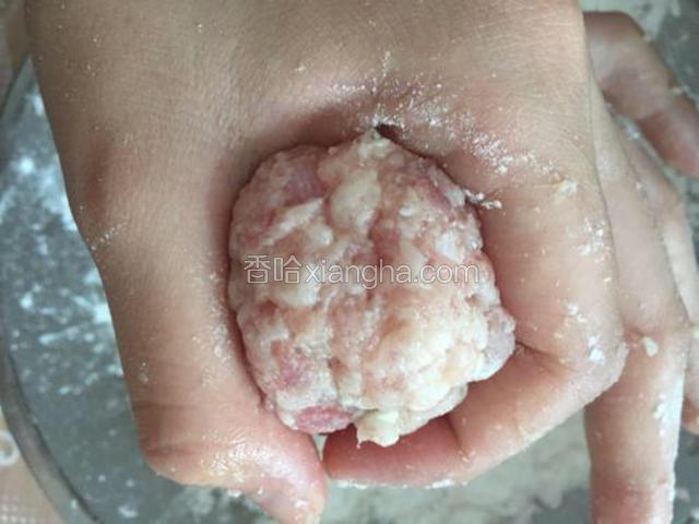 肉丸不需要太大，大概那么大即可。