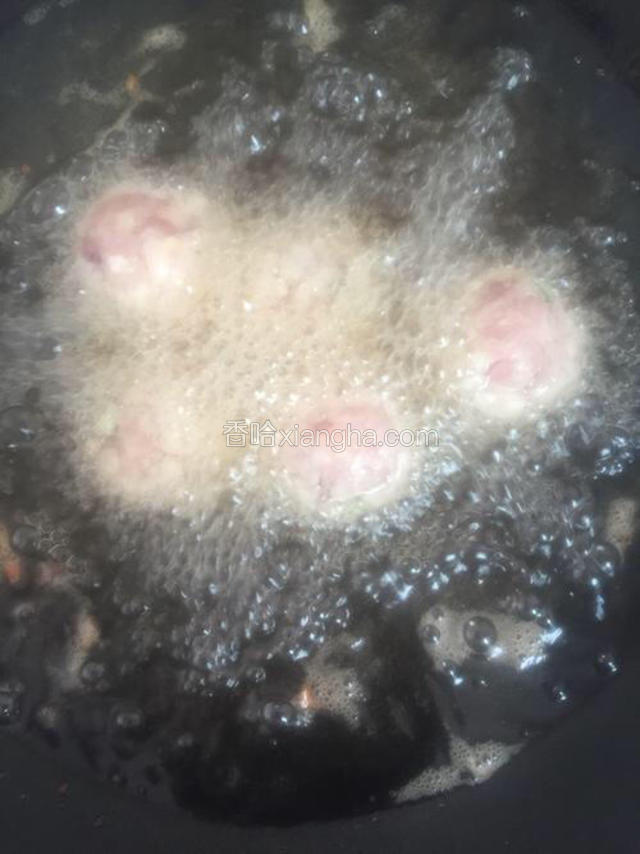 待油温七八成热时放入肉丸。