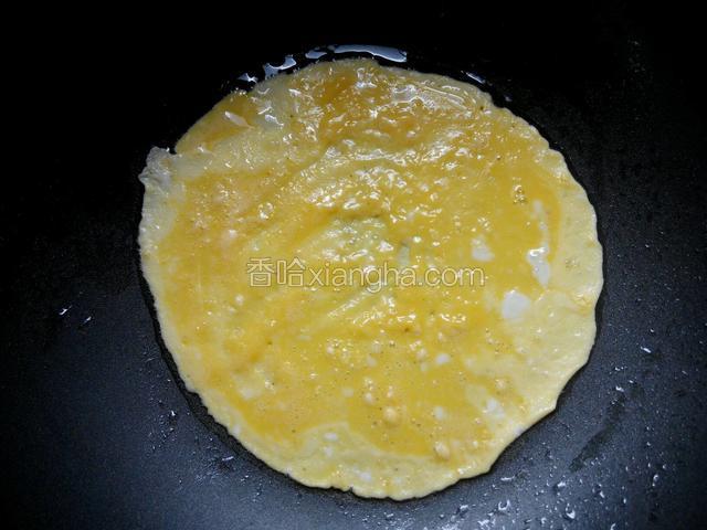 平底锅刷上一层薄油，开小火倒入蛋面糊铺平。