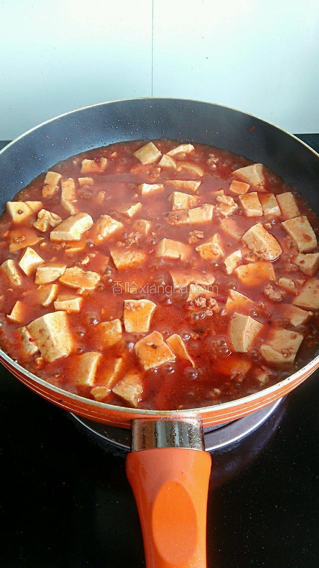 炖煮至豆腐变软，缓缓倒入淀粉水勾芡。（轻轻推动豆腐，推匀淀粉水）