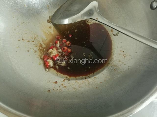 再倒入醋，生抽和麻油拌匀。