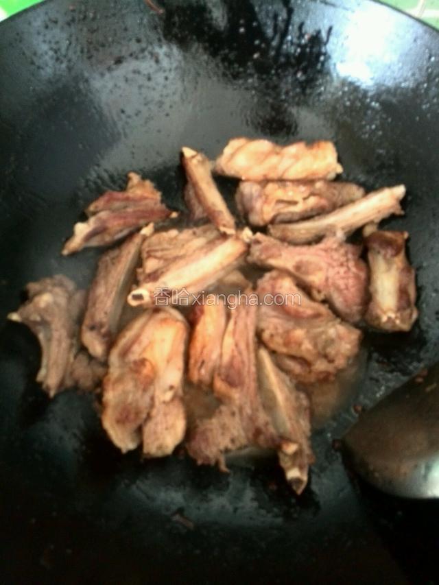 慢火煸炒至金黄。