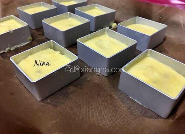 面团包好凤梨馅之后摆入模具中，大约7-8分满，轻轻压成符合模具的形状。提前把烤箱预热180度。