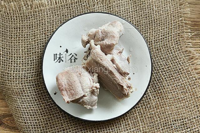 锅内加水烧开，放入猪骨和2片姜，用大火煮去猪骨的血水，捞出备用。