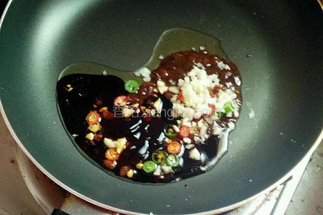 热锅下油，倒入黄豆酱等酱料烧开。