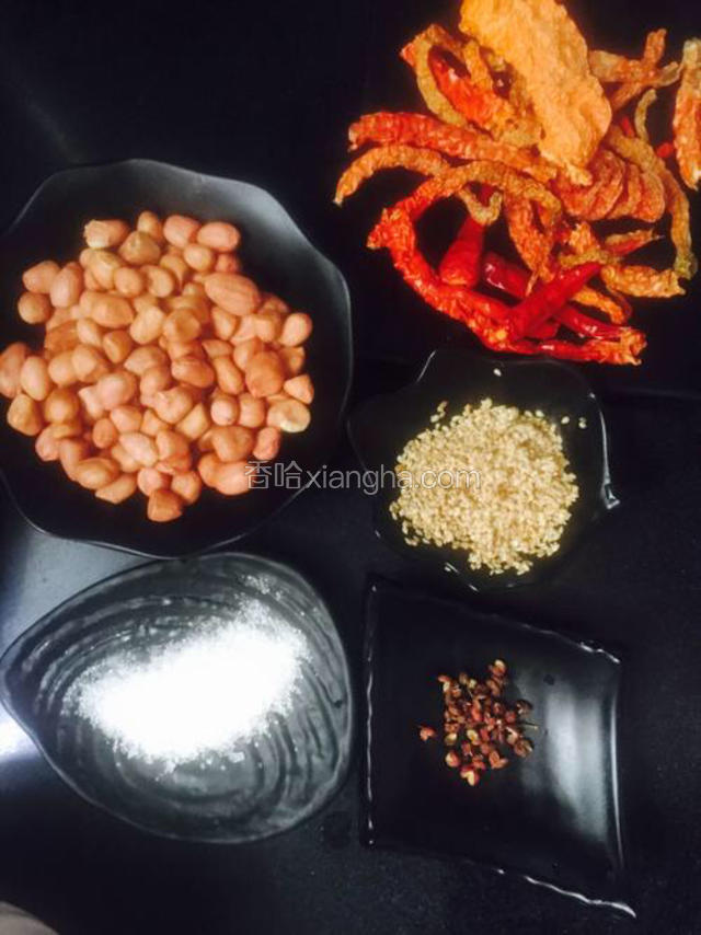 准备食材：
1:干红辣椒4个朝天椒《这个太辣，要少放，能吃辣的可以都用朝天椒》我用除了4个朝天椒都是线椒
2:花椒30粒
3:芝麻15克
4:白糖20克
5:花生120克
6:盐适量
7:十三香少许
8:五香粉少许
9:线椒15克《能吃辣的可以都用朝天椒》
准备好以上食材