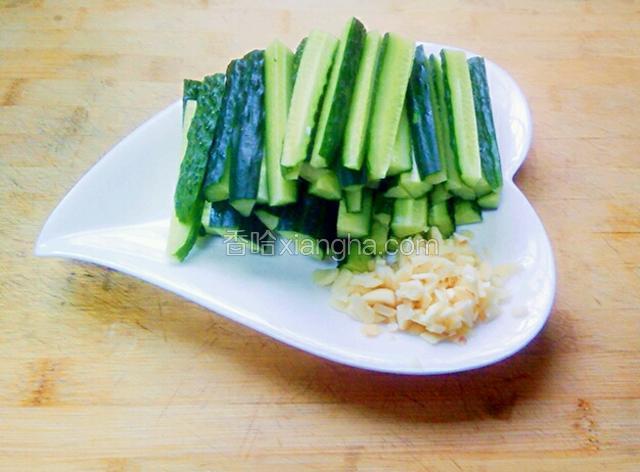 黄瓜洗干净后切条，蒜瓣用刀拍碎切末备用。