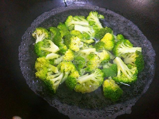 锅里添水，水开后将西蓝花炤一下盛出来备用。
