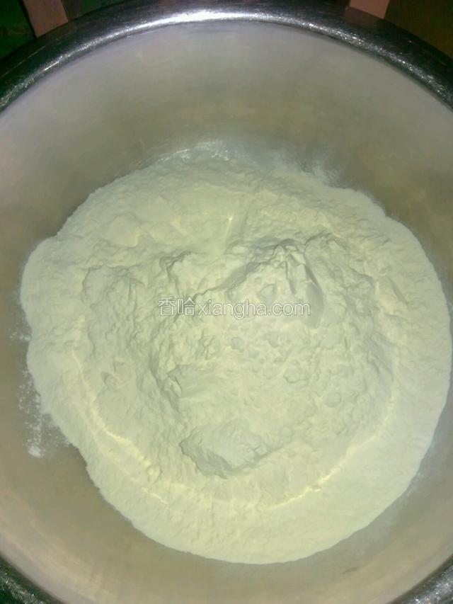 面粉放少许盐拌匀