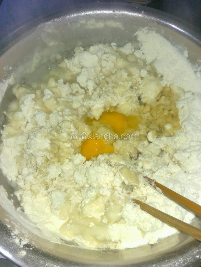 打入鸡蛋然后倒入开水用筷子搅拌
