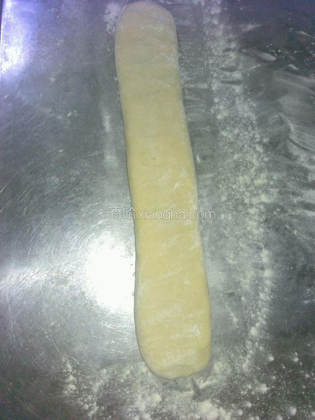 醒好的面搓成长条压扁