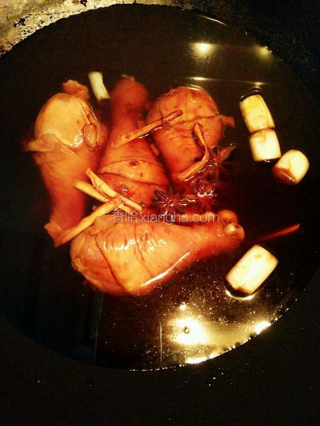 把东西全倒锅里，加冰糖，放清水高于鸡腿。大火煮10分钟后转小火，再转60分钟左右。