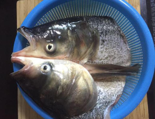 将雄鱼头洗净沥干水