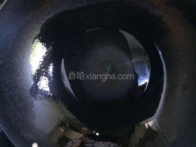 将锅洗净烧干，倒入适量的油，烧热
