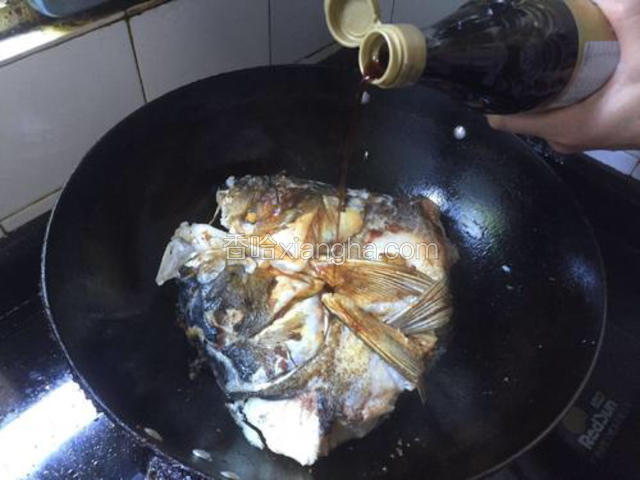倒入适量的料酒，香醋