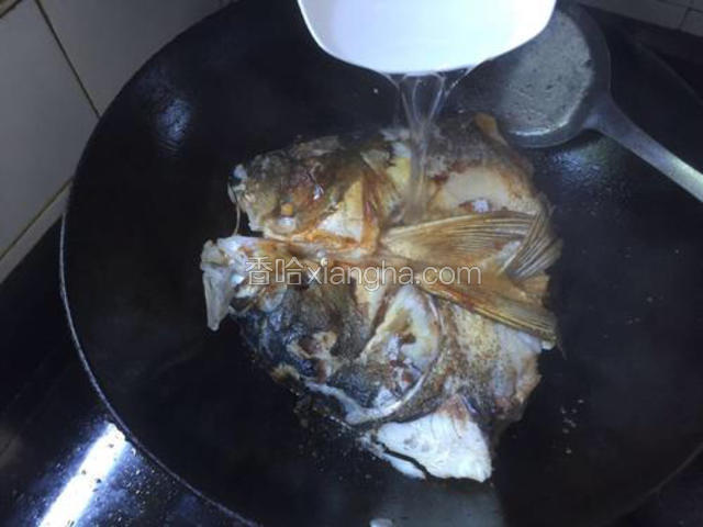 倒入两小碗清水煮出白汤