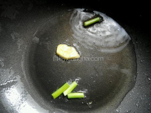 热锅加少许的油，放葱花和生姜炒出香味。
