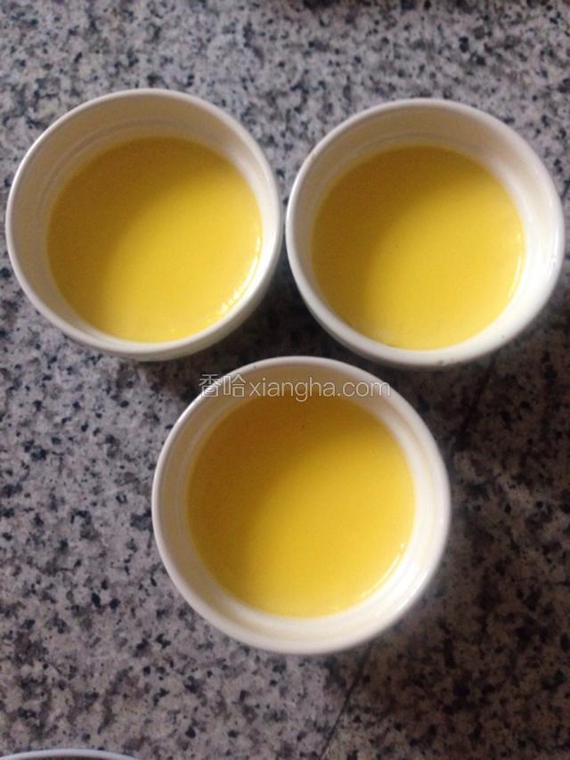 烤箱预热150度，烤50分钟左右，轻晃布丁，整体轻微颤动就熟了，若只是中间颤动表示没熟透，再烤一下