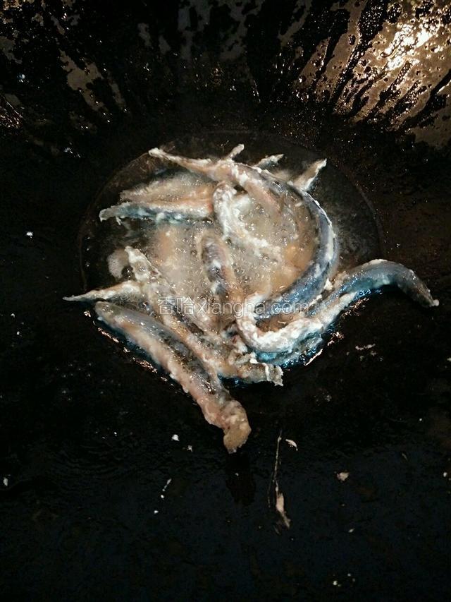 锅上面粉放进锅小火炸至金黄