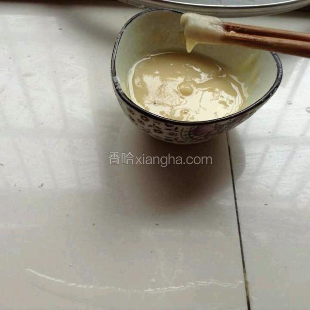 倒入油酥面粉内，搅拌成能滴落状的油酥