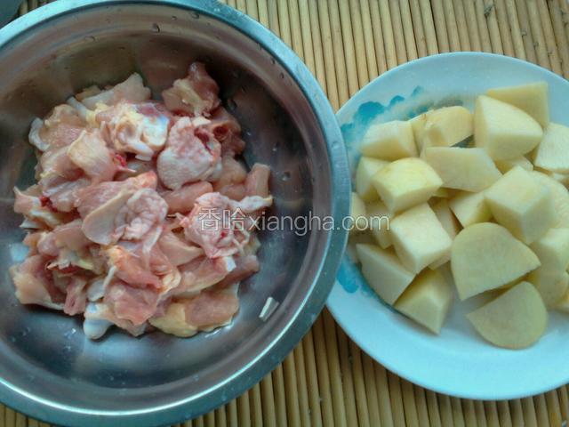 鸡肉洗净切块，土豆切块