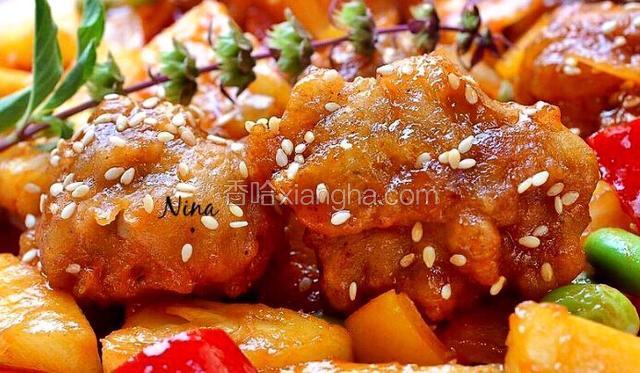 出锅后撒一点白芝麻装饰，酸酸甜甜开胃的菠萝排骨就做好了，快来和我一起享用美食吧。
Bon appetite.