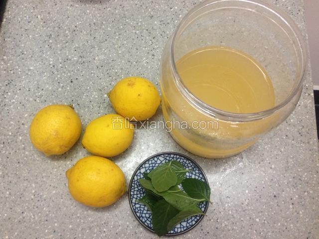 准备食材。柠檬用细盐搓洗干净，薄荷叶洗净