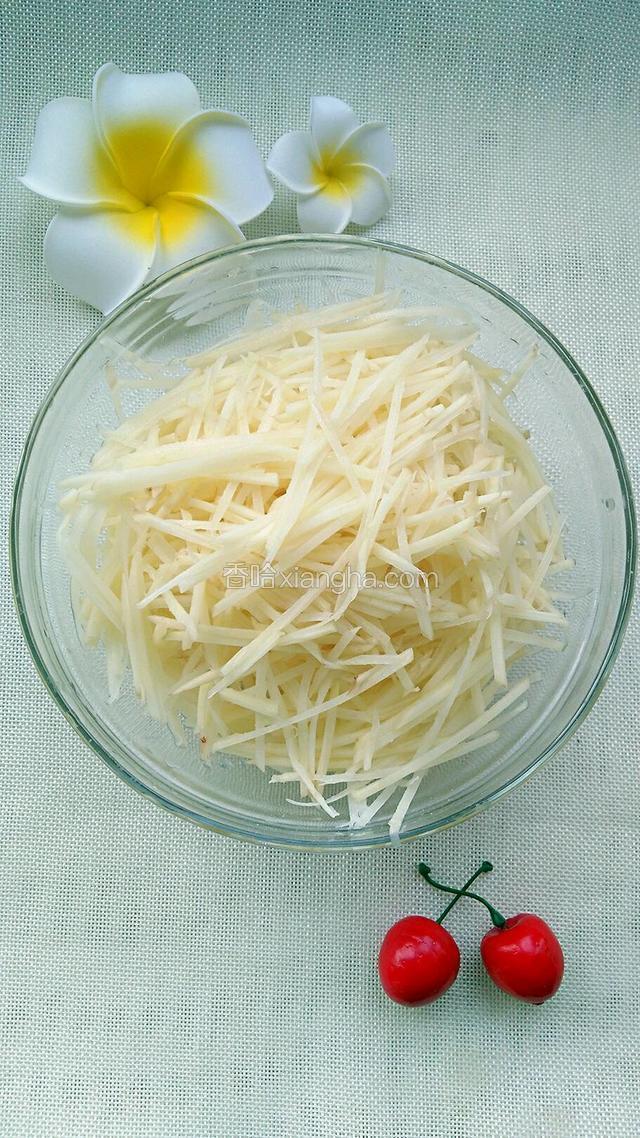 土豆用切菜工具擦丝。