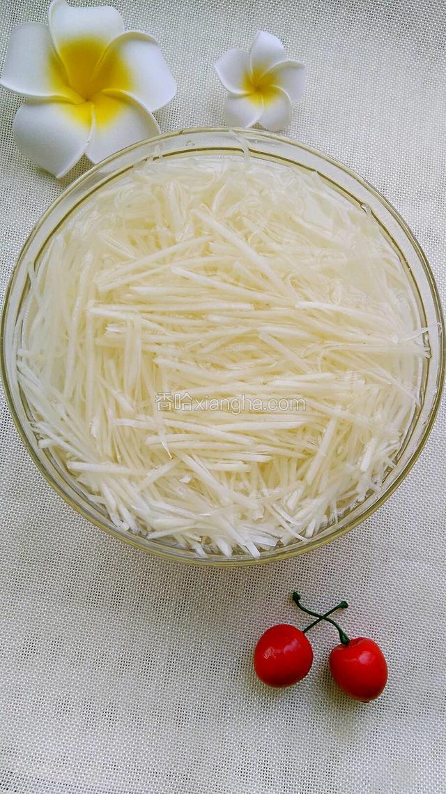 用冷水冲洗土豆，直至泡着土豆的水变得清澈，捞出沥干水备用。