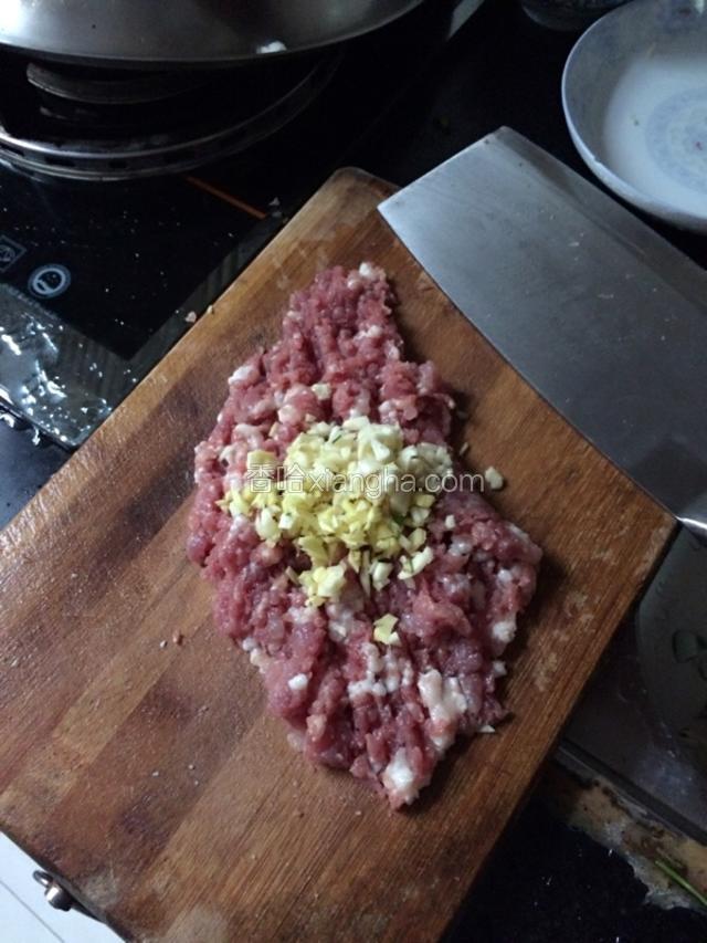 将肉剁成肉馅。然后放入姜蒜沫。