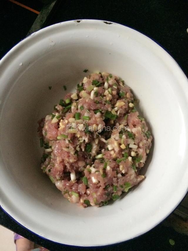 将葱与肉馅剁均匀后放入碗中。