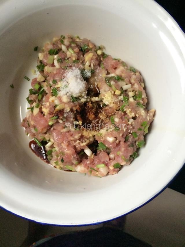 肉馅中放入老抽着色，盐鸡精炒菜王料酒调味。