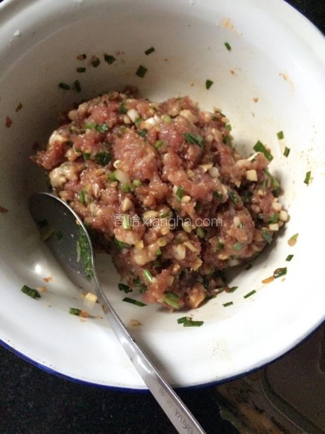 搅拌均匀后腌制半小时入味。