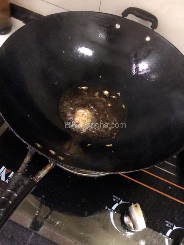 待油烧热后将肉团成团放入油锅中炸。