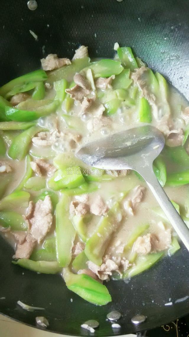 下去腌制好的瘦肉，调味即可出锅